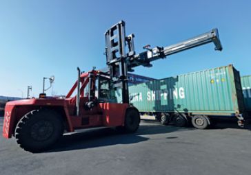 2_3_Gueterumschlag_Containerstapler_0961.jpg